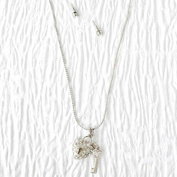 ๐๐ Vintage Key to Her Heart Silver Charm Pendant & Stud Earrings Set - Picture 9 of 9